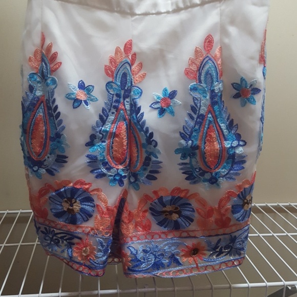 Embroidered romper - Picture 2 of 5